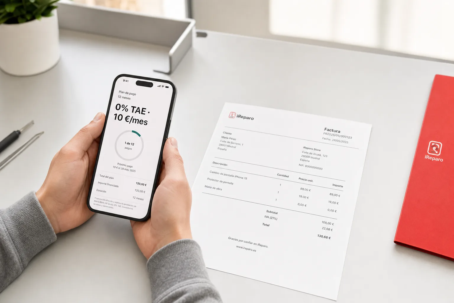iPhone mostrando plan de financiación Santander con factura iReparo