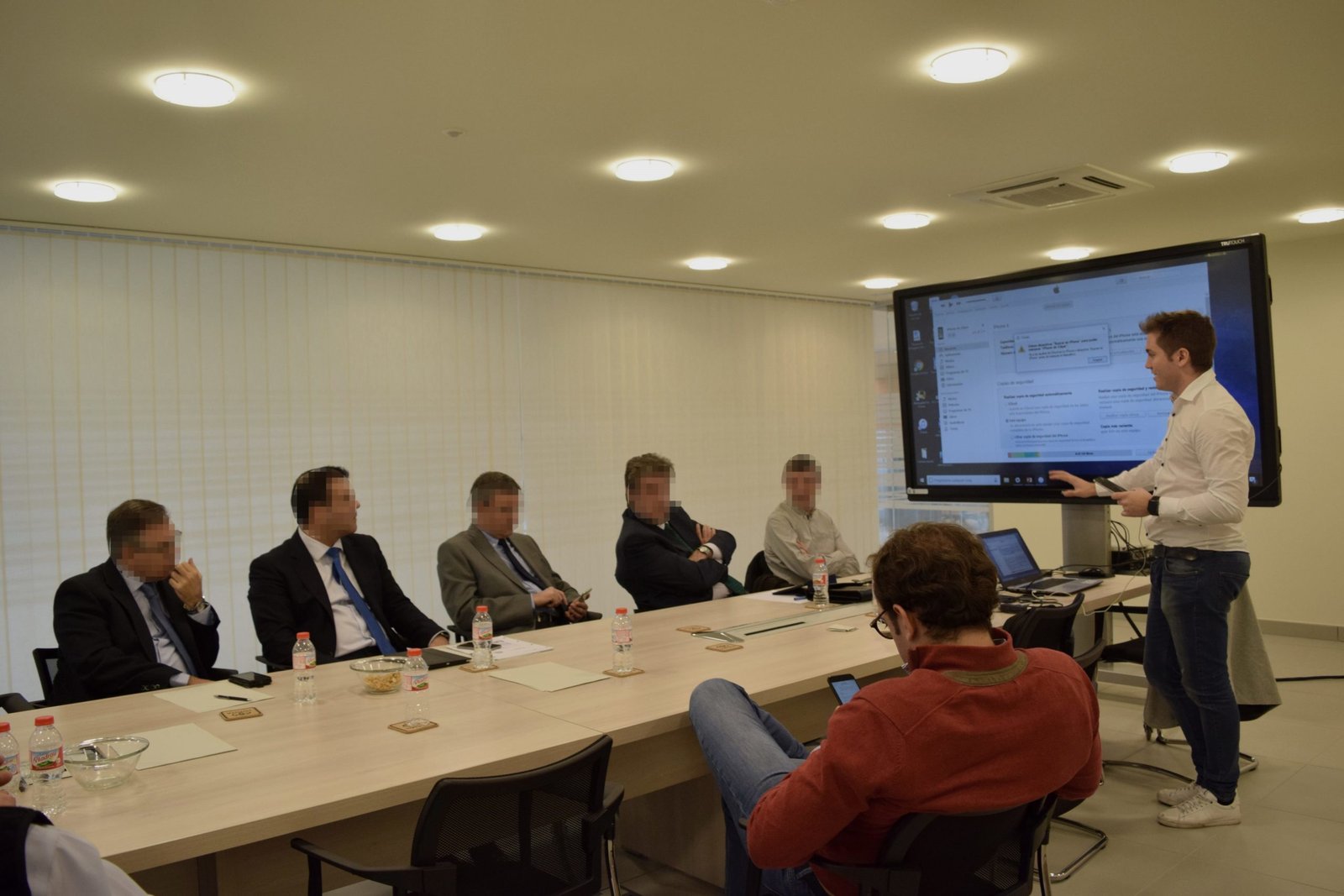 Técnico de iReparo dando formación en los inicios de la empresa